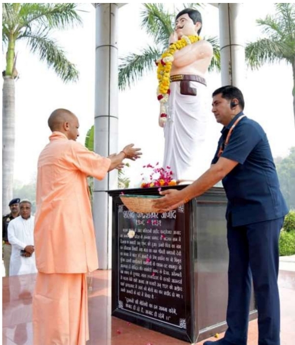 चंद्रशेखर आजाद कृषि एवं प्रौद्योगिकी विश्वविद्यालय में शहीद चंद्र शेखर आजाद की प्रतिमा पर पुष्पांजलि अर्पित करते मुख्यमंत्री योगी आदित्यनाथ