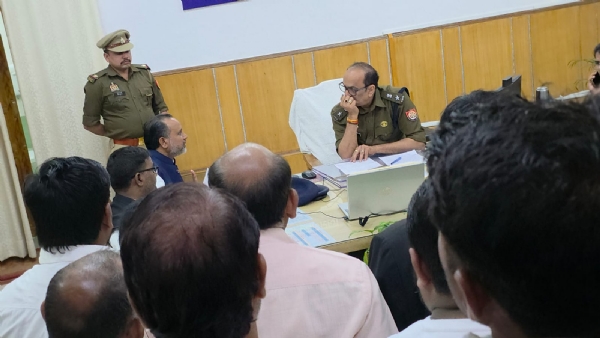 पुलिस आयुक्त से मिले सपा नेता एवं ग्रामीणों का छाया चित्र