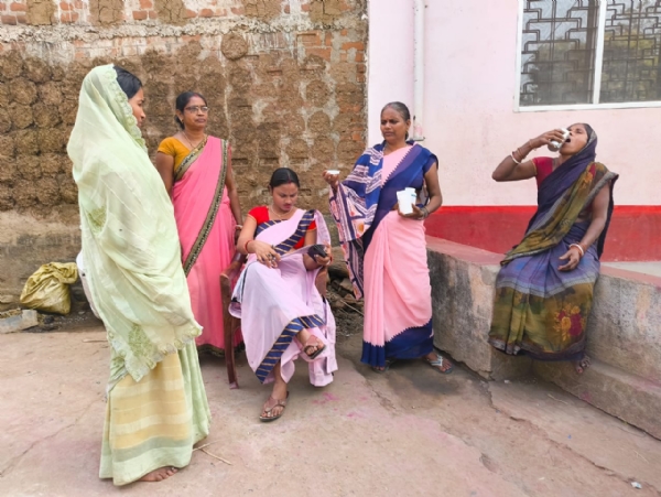 दवा खाती महिला