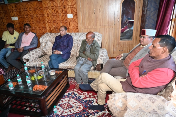 शोकाकुल परिवार से मिलकर सांत्वना देते हुए जयराम ठाकुर।