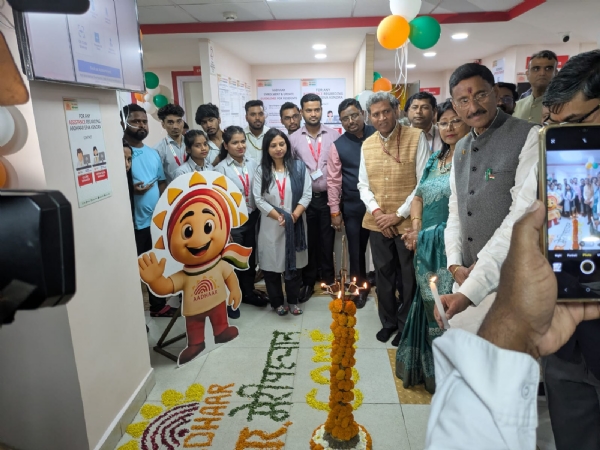 उद्घाटन करते संजय सेठ सहित अन्य