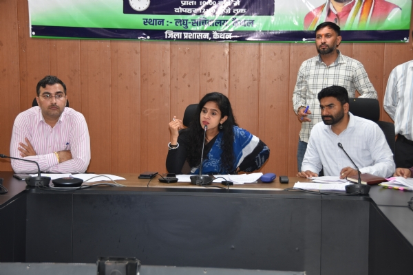 समाधान शिविर में अधिकारियाें से जवाबतलबी करतीं डीसी अपराजिता