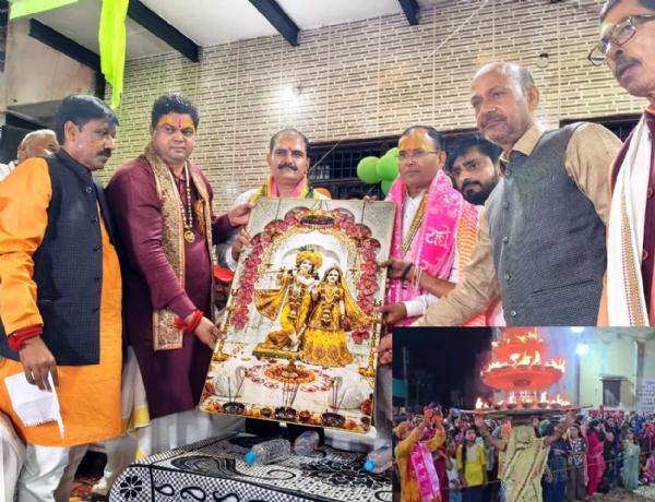मुख्य अतिथियाें का पटुका अैार श्रीराधा कृष्ण की छवि भेंट स्वागत करते हुए