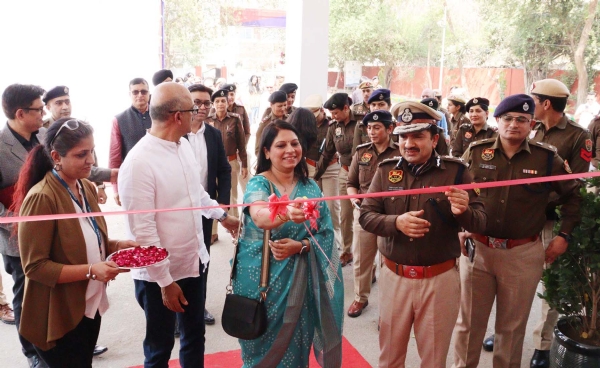 गुरुग्राम के सेक्टर-51 पुलिस थाना में डिजिटल सहेली पहल की शुरुआत करते पुलिस आयुक्त विकास कुमार अरोड़ा।