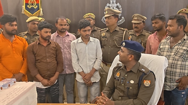 आरोपियो से पूछताछ करते ASP