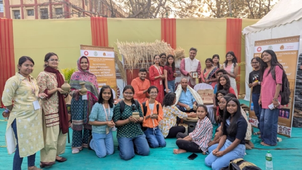 कार्यशाला में जुटे छात्र-छात्राएं सहित अन्य लोगों की तस्वीर