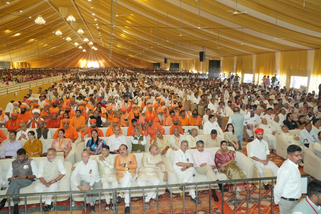 जैसलमेर में आयोजित चादर महोत्सव में सरसंघचालक डॉ मोहन भागवत व संतजन