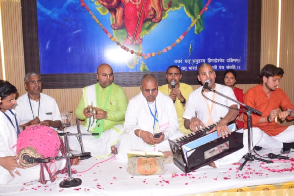 भजन प्रस्तुत करते गायक