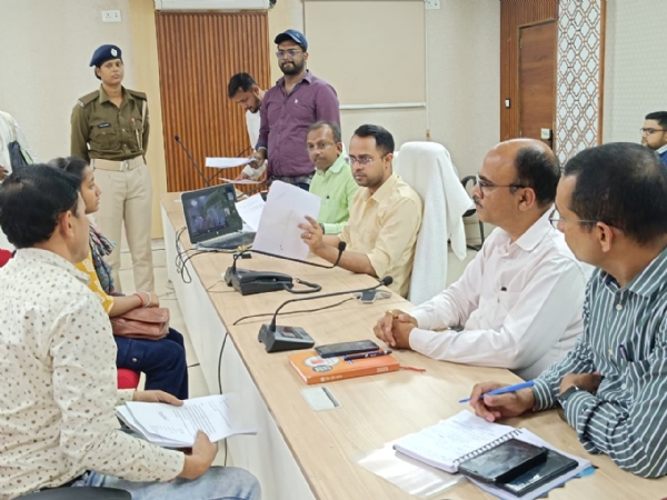 जनता  दरबार में जिलाधिकारी ने 61 फरियादियों की सुनी गई समस्याएं