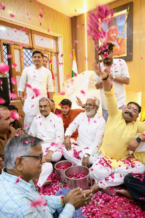 फूलों की होली खेलते