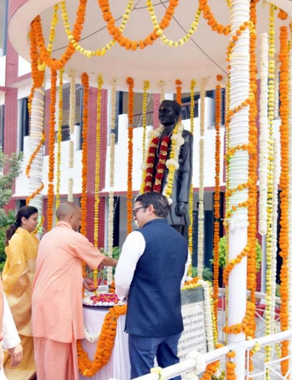 पंडित दीनदयाल उपाध्याय सनातन धर्म विद्यालय परिसर में पं दीन दयाल उपाध्याय की प्रतिमा पर पुष्पांजलि अर्पित करते मुख्यमंत्री योगी आदित्यनाथ