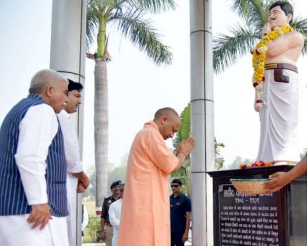 चंद्रशेखर आजाद कृषि एवं प्रौद्योगिकी विश्वविद्यालय में शहीद चंद्र शेखर आजाद की प्रतिमा को नमन करते मुख्यमंत्री योगी आदित्यनाथ