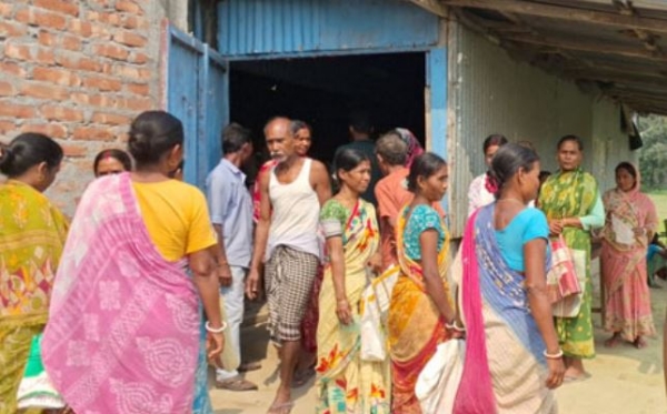 राशन डीलर के खिलाफ प्रदर्शन करते ग्राहक