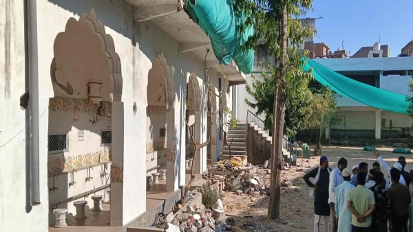 जुमे की नमाज के दौरान मस्जिद की दीवार ढही