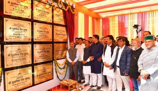 दयारगी में 60 करोड़ रुपए की 14 परियोजनाओं को लोगों को समर्पित करते हुए।