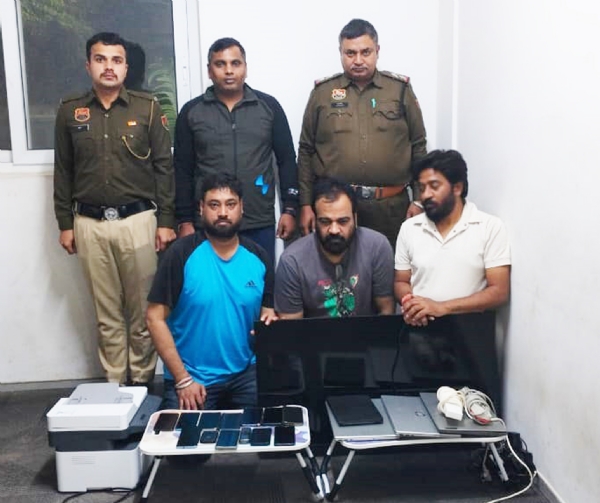 गुरुग्राम पुलिस की गिरफ्त में क्रिकेट वर्ल्ड कप पर सट्टा लगाने के आरोपी।