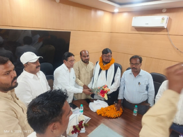 नवनिर्वाचित अध्यक्ष अजय कुमार भारती को सम्मानित करते पार्टी नेता