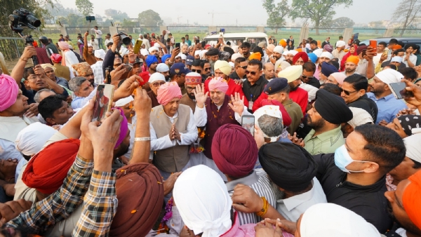 संगतों को दर्शन देते महाराज।