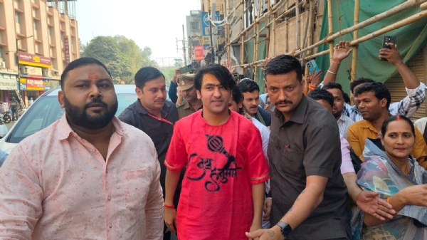 बागेश्वरधाम गोदौलिया चौराहे पर