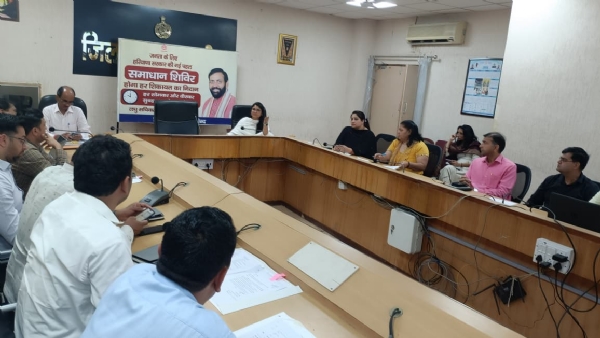 अधिकारियों के साथ बैठक करते हुए सीटीएम।