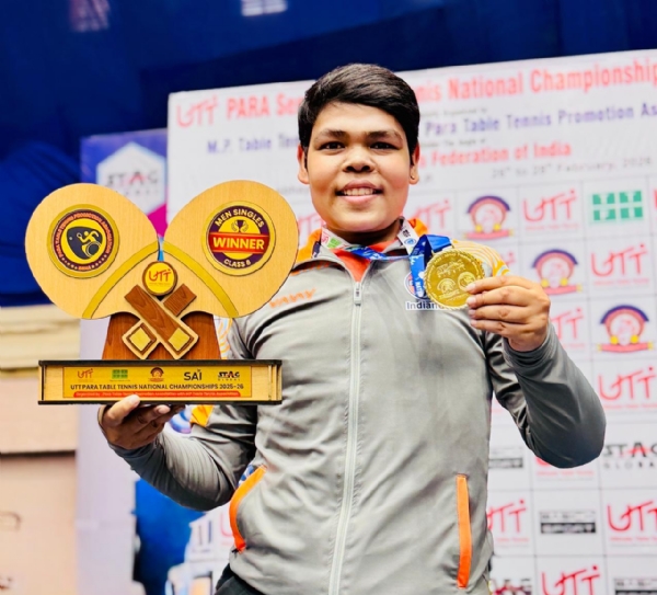 नेशनल टेबल टेनिस चैंपियनशिप में पदक जीतने के बाद मेडल दिखाते मुरादाबाद के कुणाल अरोड़ा।