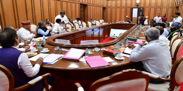 दिल्ली विधानसभा की विशेषाधिकार समिति के समक्ष शुक्रवार को अपना पक्ष रखते आम आदमी पार्टी के राष्ट्रीय संयोजक एवं पूर्व मुख्यमंत्री अरविंद केजरीवाल