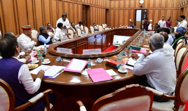 दिल्ली विधानसभा की विशेषाधिकार समिति के समक्ष शुक्रवार को अपना पक्ष रखते आम आदमी पार्टी के राष्ट्रीय संयोजक एवं पूर्व मुख्यमंत्री अरविंद केजरीवाल