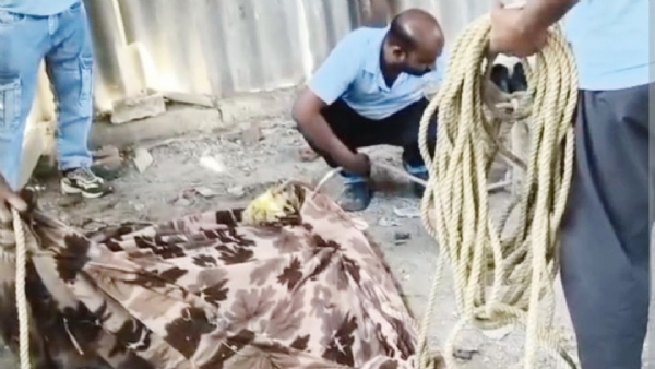 कैंट थाना क्षेत्र की घटना; दुर्गंध आने पर कर्मचारियों ने दी पुलिस को सूचना, शिनाख्त के प्रयास जारी