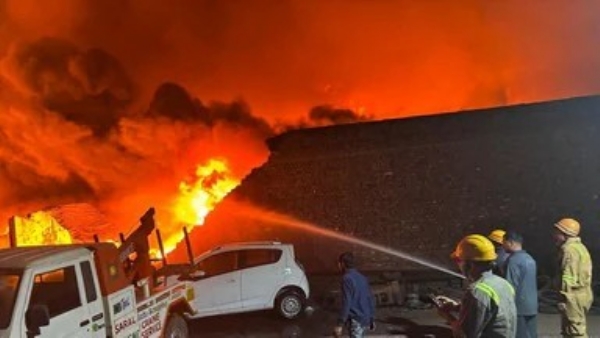 पेंट और स्क्रैप फैक्ट्री में लगी भयंकर आग