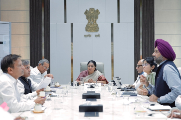 दिल्ली सचिवालय में  शुक्रवार को आयोजित उच्चस्तरीय बैठक करती मुख्यमंत्री रेखा गुप्ता