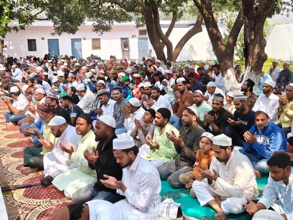 जुम्मे की नमाज अदा करते लोग