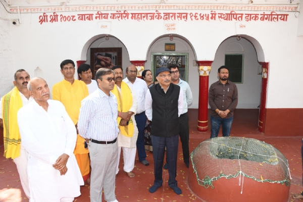 निरीक्षण करते आयुक्त