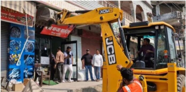 सडक चौडीकरण में बाधक दो भवनों को तोड़ने की कार्रवाई