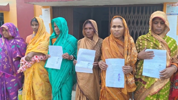 आवेदन देती महिलाएं