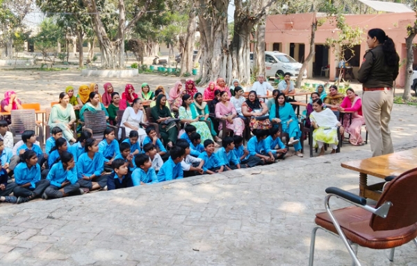 सोनीपत:शहजादपुर में जागरुक करते पुलिस अधिकारी