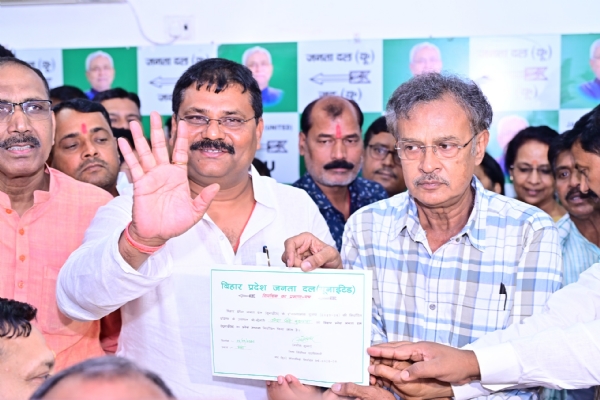 प्रदेश निर्वाचन पदाधिकारी अशोक कुमार एवं परमहंस कुमार ने कुशवाहा काे प्रमाण-पत्र सौंपते