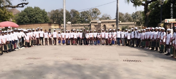 शैक्षणिक भ्रमण के लिए रवाना होते छात्र-छात्राएं।