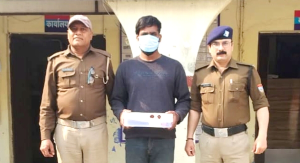 पुलिस गिरफ्त में आरोपित