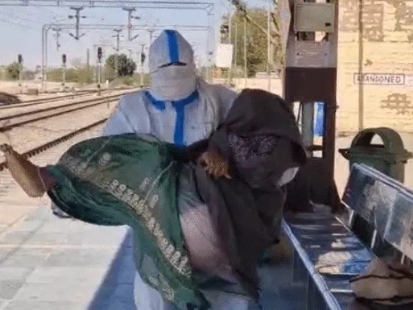 एम्बुलेंस कर्मियों ने पीपीई किट पहनकर दोनों महिलाओं को सुरक्षित बाहर निकाला