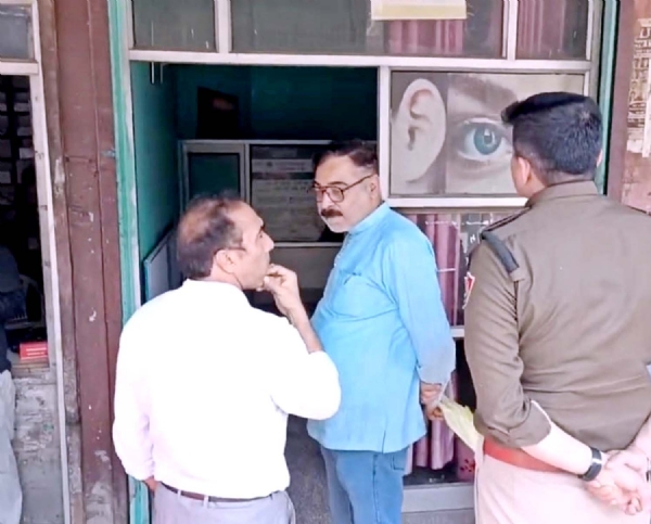 जांच करते हुए टीम।