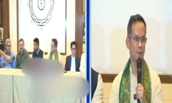 Asam Pradesh Congress President Gaurav Gogoi and other leaders addressing a press conference regarding the  prepole alliances. विपक्षी गठबंधन के नेता संवाददाता सम्मेलन को संबोधित करते हुए।