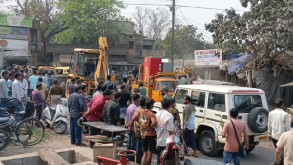 अतिक्रमण हटाते जेसीबी