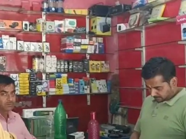 मोबाइल दुकान जहां चोरी की वारदात हुई