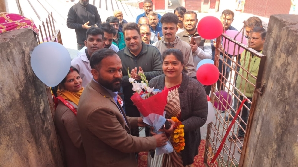 पौड़ी में आयुष्मान आरोग्य मंदिर का शुभारंभ करती पालिक अध्यक्ष हिमानी नेगी