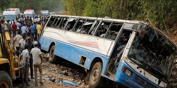 सड़क हादसे में बस पूरी तरह से क्षतिग्रस्त हो गई है