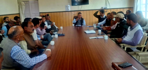 करसोग नलवाड़ मेले की बैठक में चर्चा करते हुए।