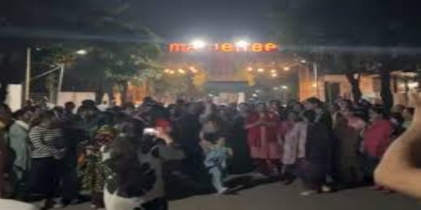 भोपाल में आवारा कुत्तों को लेकर फूटा रहवासियों का गुस्सा, करोंद की मैपल ट्री सोसायटी में देर रात प्रदर्शन