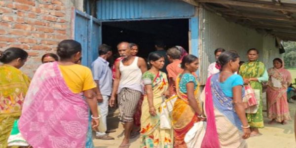 राशन में गड़बड़ी के आरोप पर हंगामा, दुकान पर ताला लगाकर विरोध प्रदर्शन