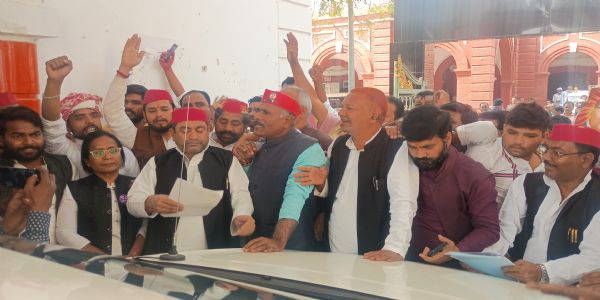 अंबेडकर प्रतिमा पर कीचड़ पोते जाने से नाराज सपा कार्यकर्ताओं ने जताया विरोध