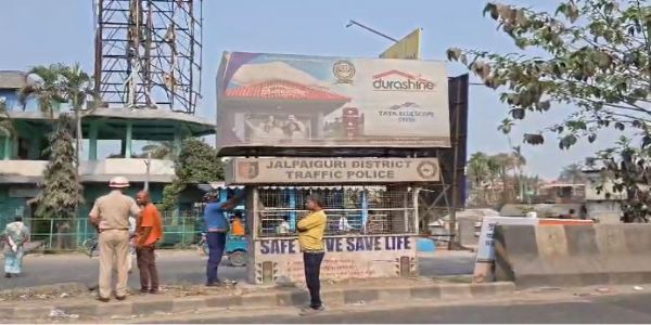 बंद ट्रैफिक बूथ से अज्ञात व्यक्ति का शव बरामद